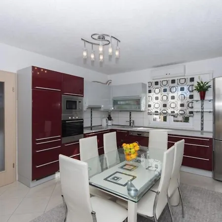 Geraeumige Mit Grill Und Meerblick Apartment Trogir